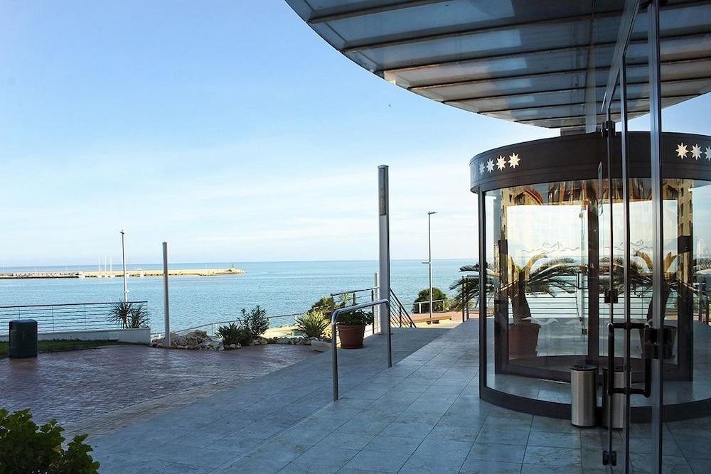 Hotel Flamingo L'Ampolla Bagian luar foto